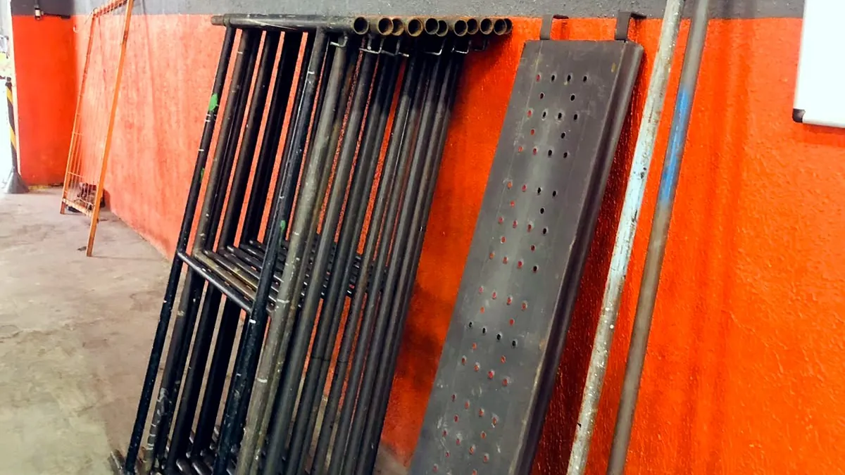 Quadros de andaime tubular e piso metálico da SAF prontos para entrega