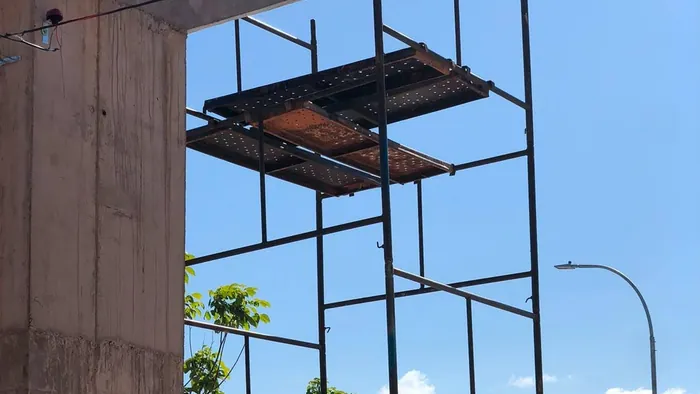 Torre de andaime tubular da SAF com plataformas metálicas montada em canteiro de obras