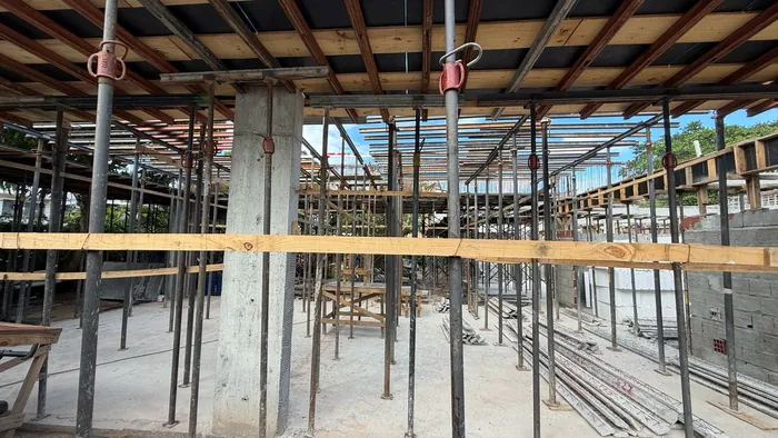Escoramento de laje com escoras metálicas da SAF em obra