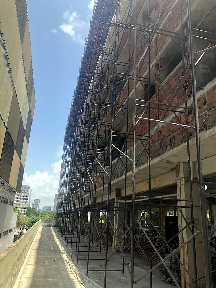 Andaime fachadeiro com tubos e braçadeiras da SAF na obra do PROCAPE, estrutura de porte industrial
