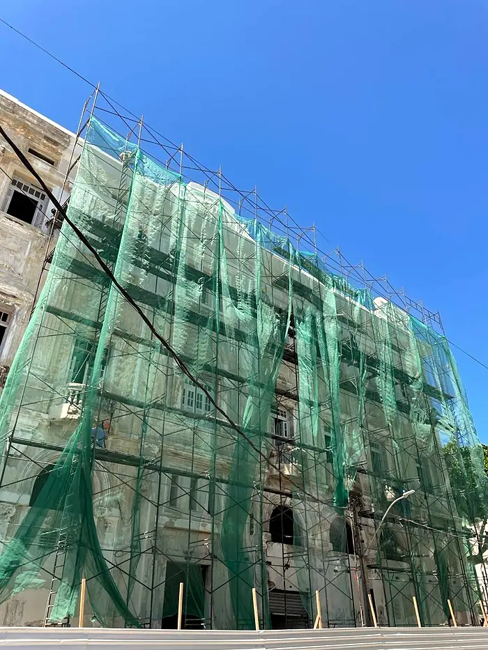 Andaime fachadeiro da SAF em manutenção de fachada de edifício residencial, serviço comum na orla de Piedade e Candeias