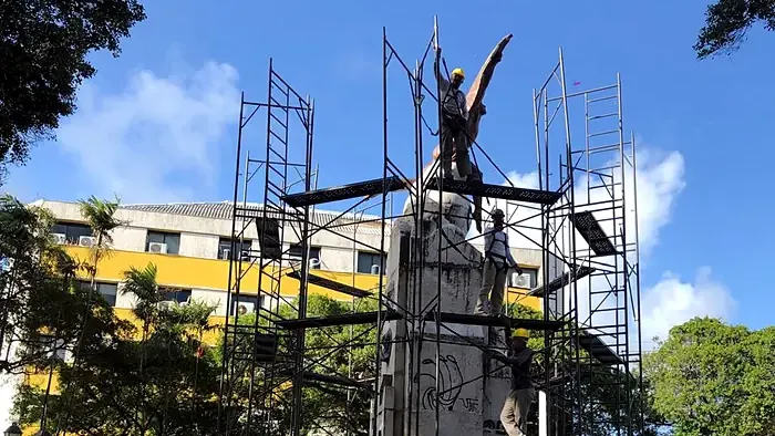 Andaime fachadeiro da SAF no restauro de monumento em praça no Recife Antigo