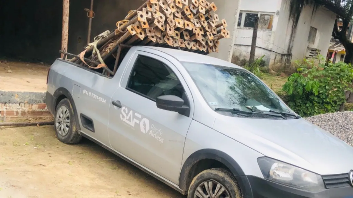 Picape da SAF com forcados em obra na Ilha de Itamaracá