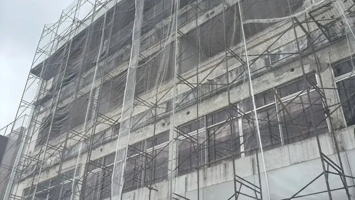 Andaime fachadeiro da SAF com tela de proteção na fachada do SENAI no Recife