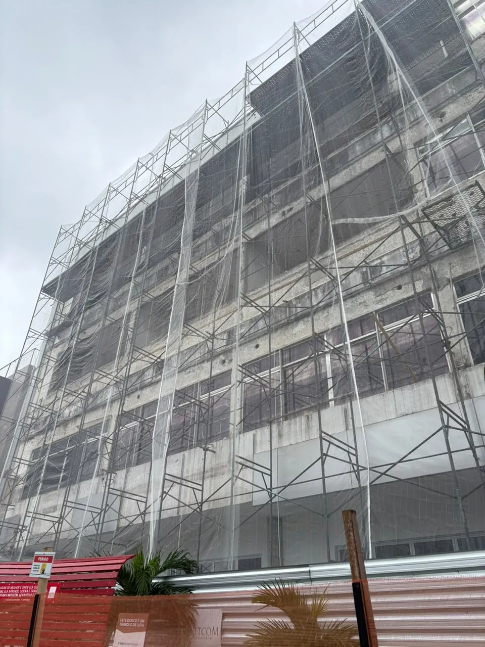 Andaime fachadeiro da SAF na fachada da obra do SENAI em Recife, aluguel de andaimes com projeto