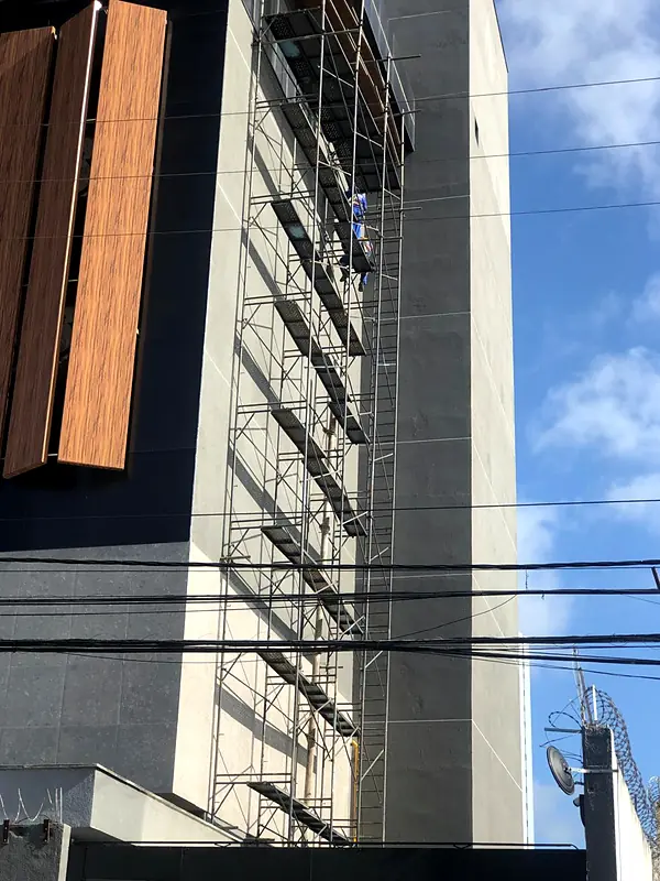 Andaime fachadeiro alugado montado em obra residencial no Recife