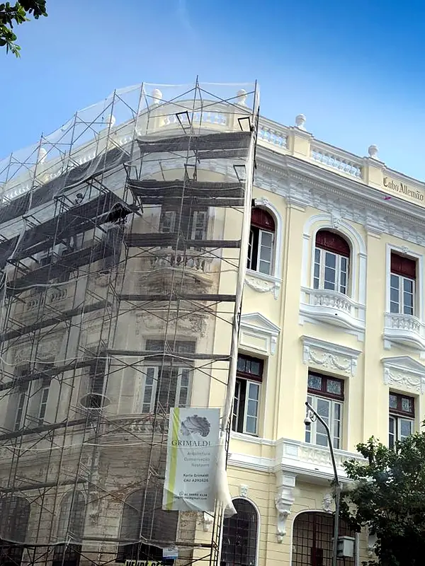 Obra em Recife recebendo entrega de andaime e escora metálica da SAF