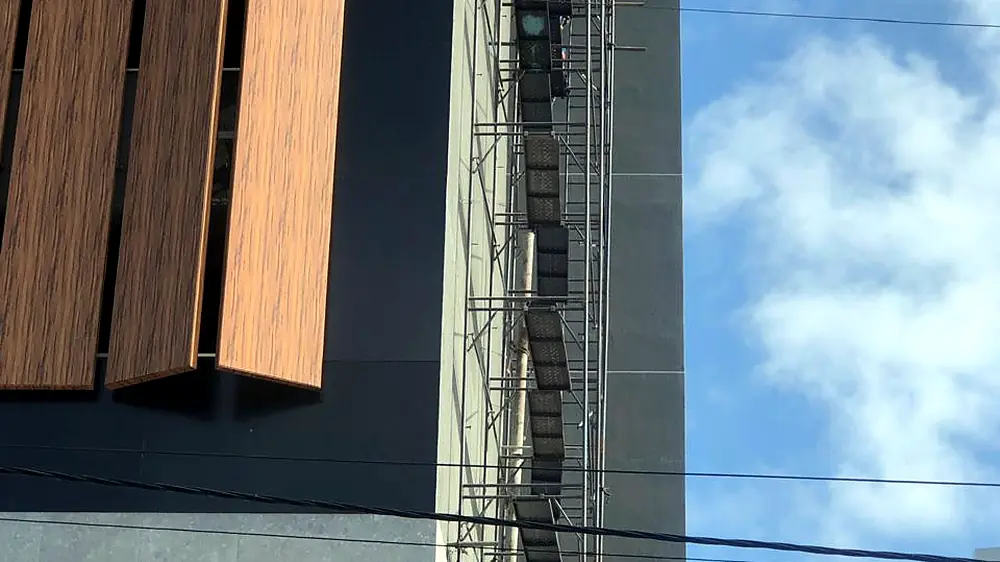Aluguel de andaime fachadeiro em Recife montado em fachada de prédio