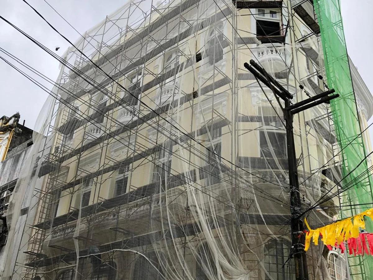 Andaime fachadeiro em obra industrial: caso Brennand