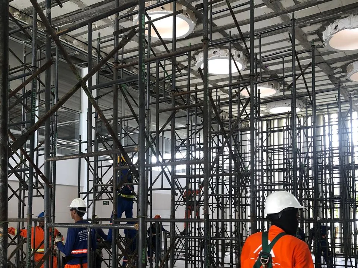 Escoramento metálico em obras: escoras, vigas, forcados e tripés