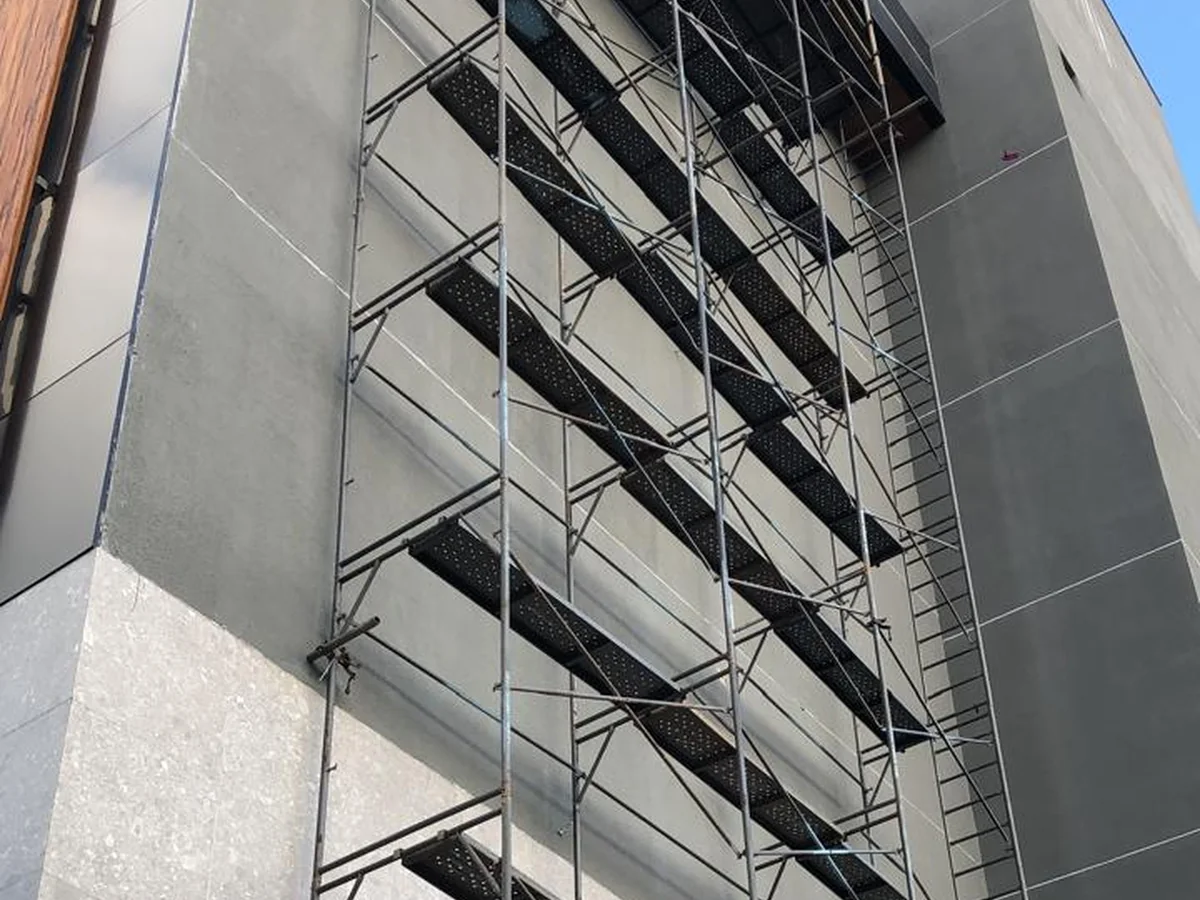 Andaime fachadeiro ou tubular: qual escolher para a sua obra