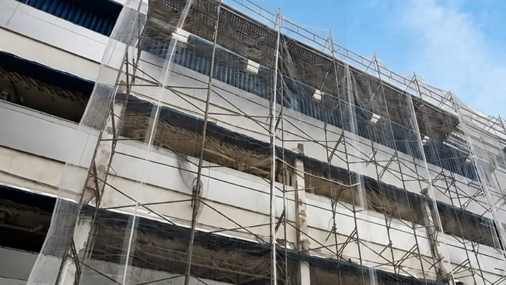 Andaime fachadeiro da SAF com tela de proteção na fachada de um prédio em reforma, em Recife