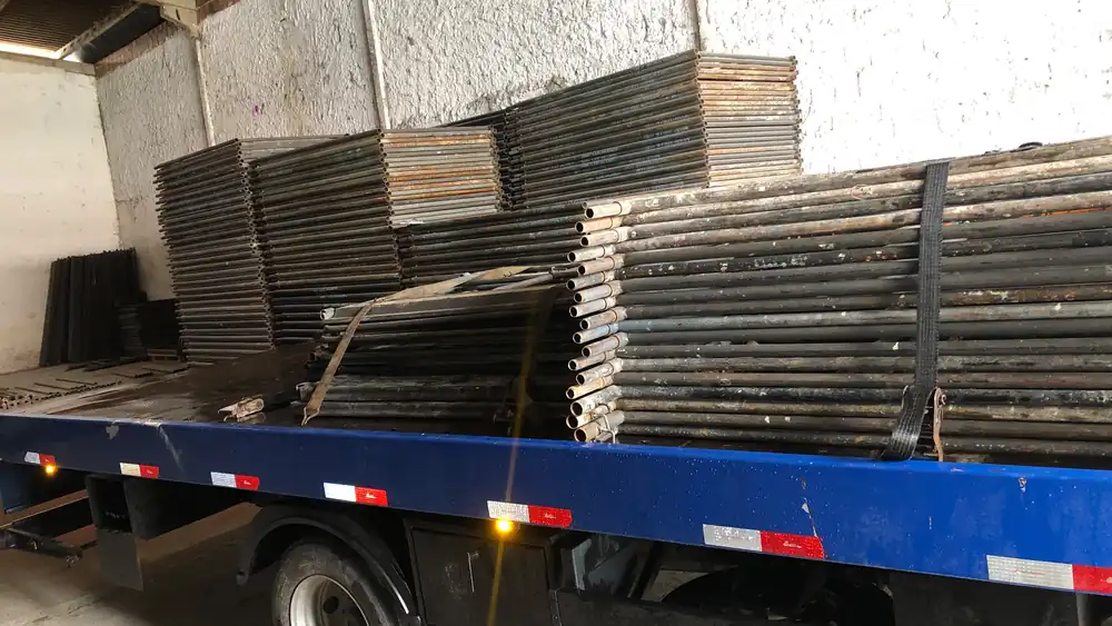 Pisos metálicos de andaime tubular da SAF carregados no caminhão para entrega em obra em Recife