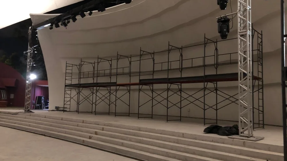 Torres de andaime tubular da SAF em palco coberto para evento, em Recife